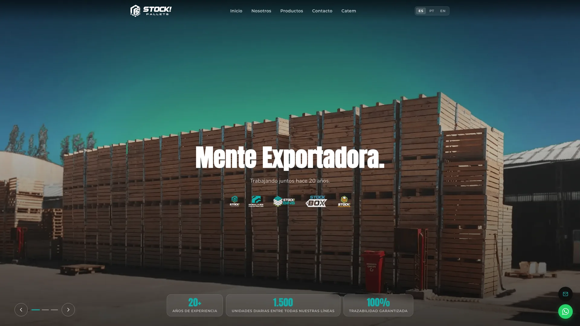 Portada de Stock Pallets: el titular "Mente Exportadora." sobre pilas de bins de madera en el patio de la fábrica, con sus cifras de años de experiencia, producción diaria y trazabilidad
